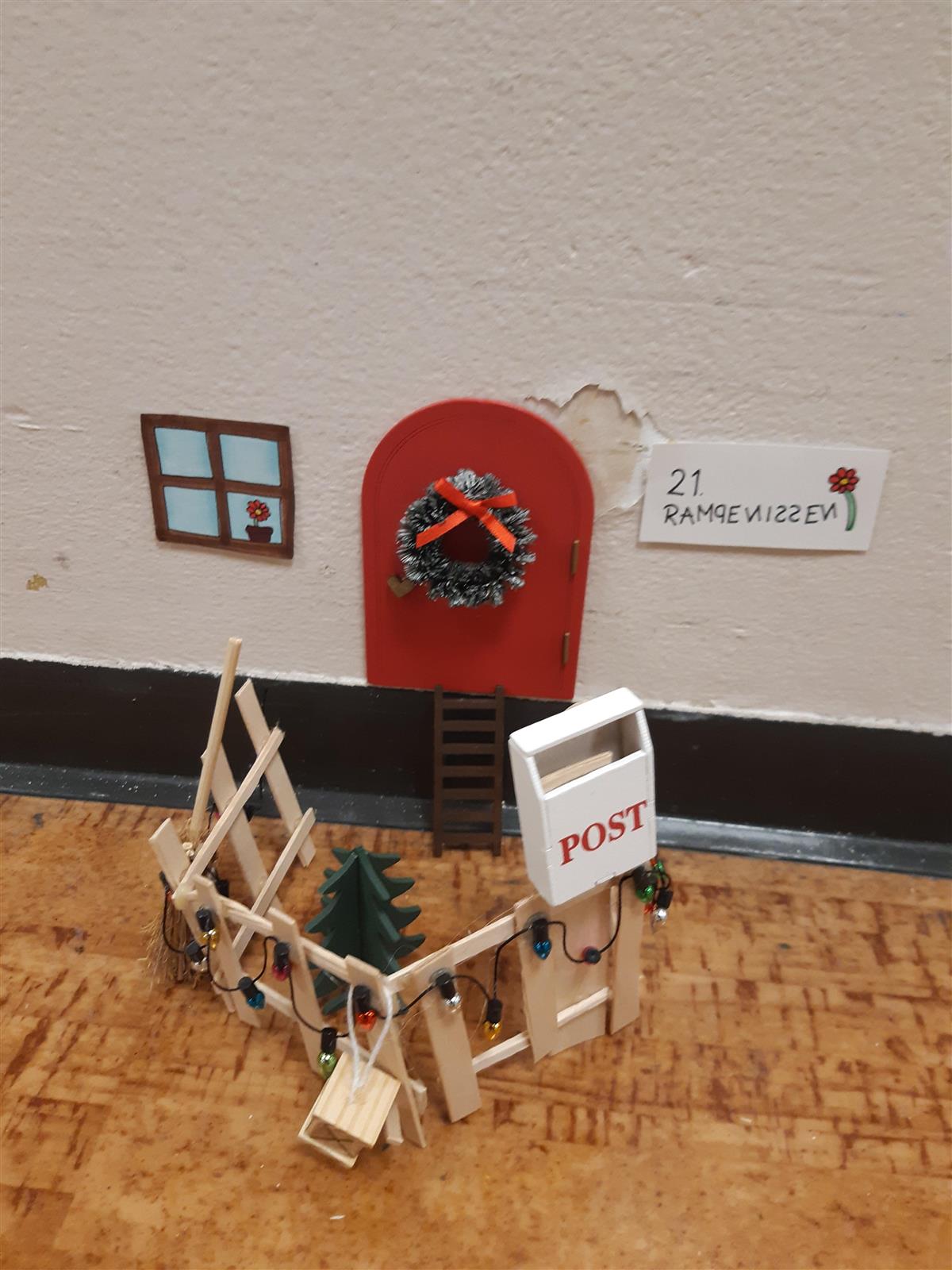 Julepynt på golv - Klikk for stort bilete