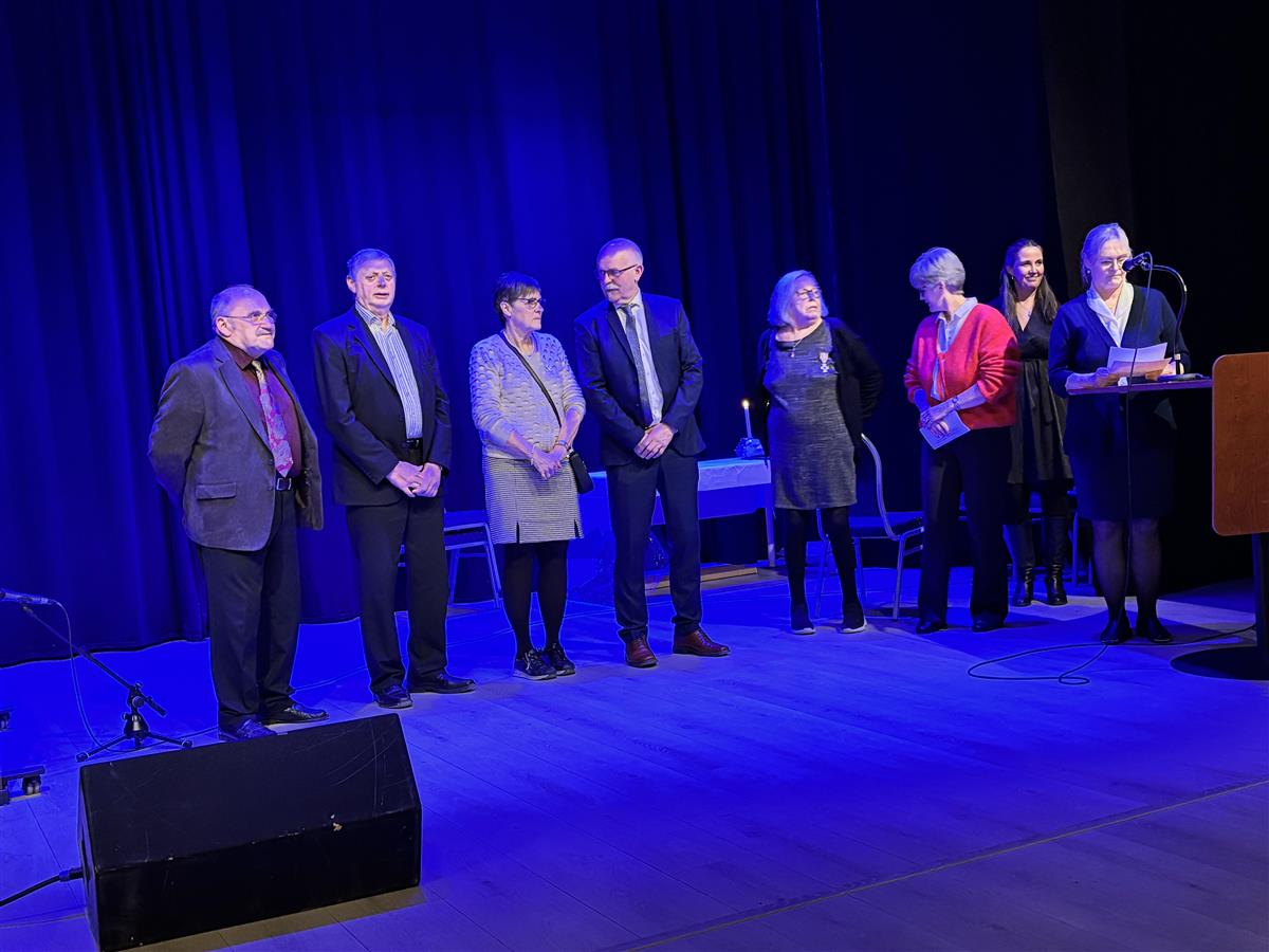 Personar på rekke - Klikk for stort bilete