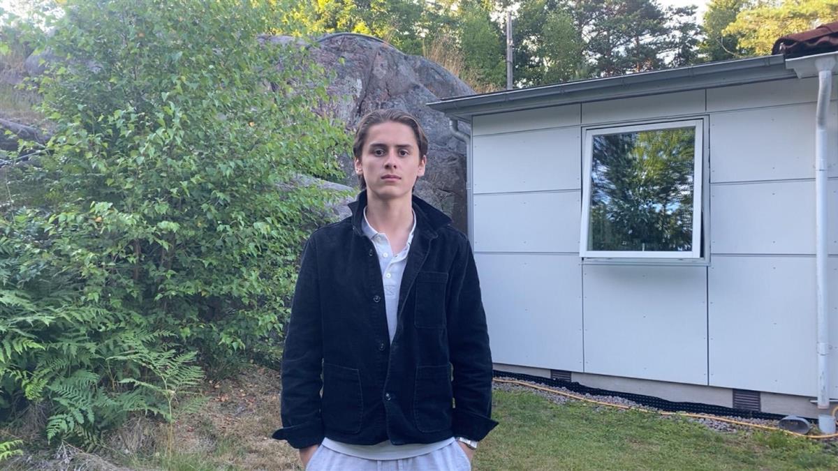 Gutt ser mot kamera - Klikk for stort bilete