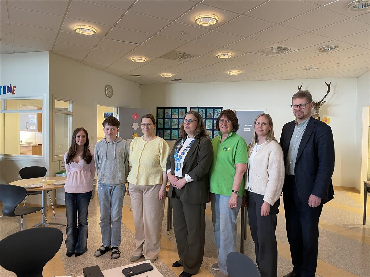 Personar stilt opp på rekke - Klikk for stort bilete