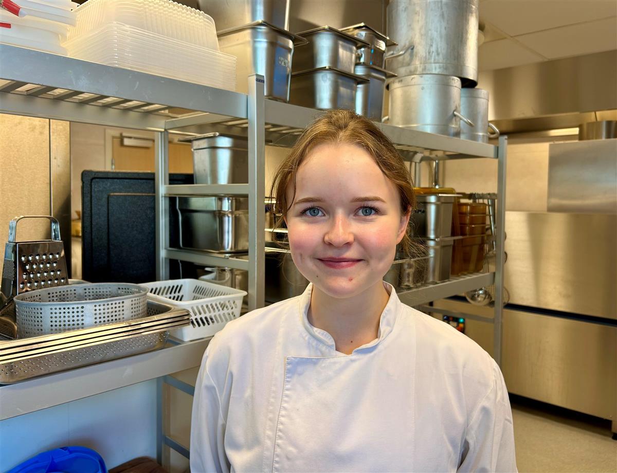 Person smiler mot kamera - Klikk for stort bilete