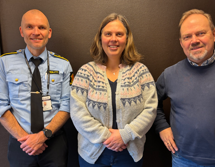 Tre personar smiler mot kamera - Klikk for stort bilete