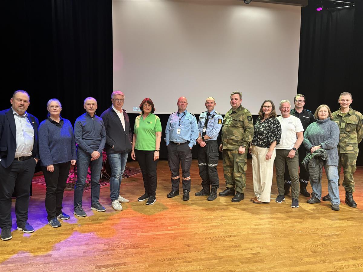 Folk oppstilt på rekke - Klikk for stort bilete